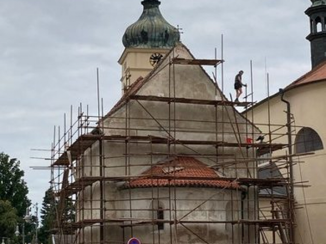 pronájem lešení praha - trubkové lešení při opravě fasády kostela